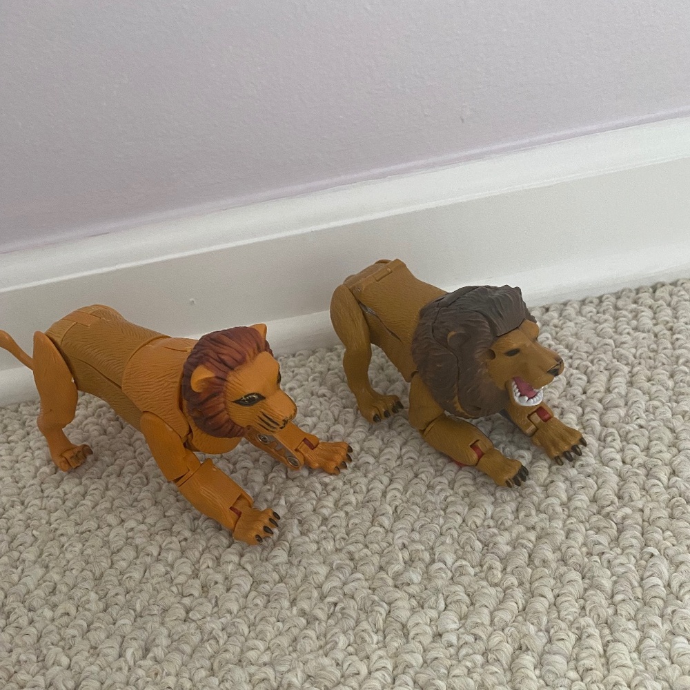 Lion transformer toys
